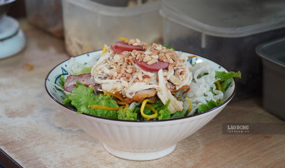 Món phở chua được chế biến cầu kỳ với nhiều nguyên liệu, tạo nên sự hòa quyện giữa vị béo, bùi, giòn và chua ngọt. Ảnh: Minh Vũ