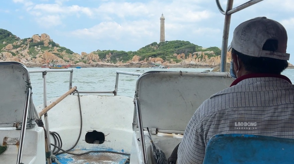 Cano chở du khách ra Mũi Kê Gà. Ảnh: Duy Tuấn