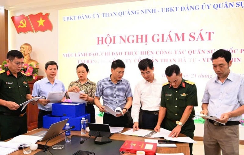 The supervisory delegation inspects the system of books and documents on military and defense work at the Party Committee of Ha Tu Coal Joint Stock Company - Vinacomin. Photo: TKV Group