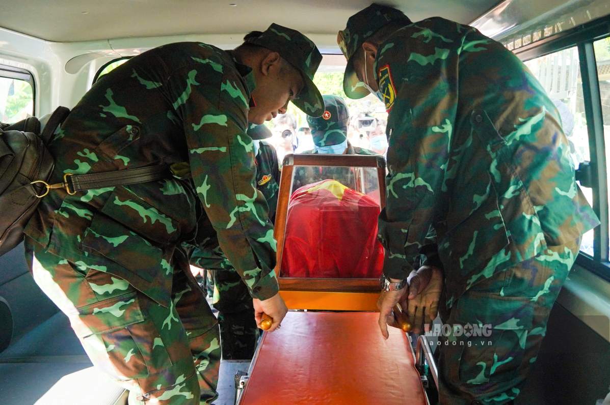 The peak campaign "500 days and nights to promote the search, repatriation and identification of martyrs' remains". In the photo, the process of exhuming and repatriating martyr Nguyen Thi Ut's remains in Can Tho. Photo: Ta Quang