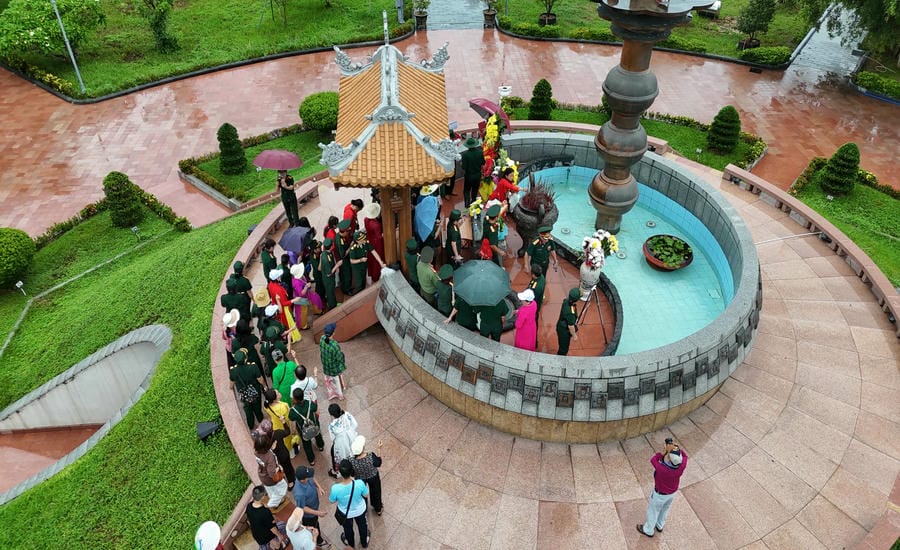 Dòng người tìm về Thành cổ Quảng Trị những ngày tháng 7 lịch sử. Ảnh: Hưng Thơ