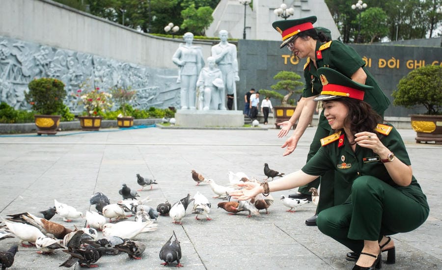 Des camarades viennent rendre hommage au cimetière national des martyrs de la Route 9. Photo: Hưng Thơ