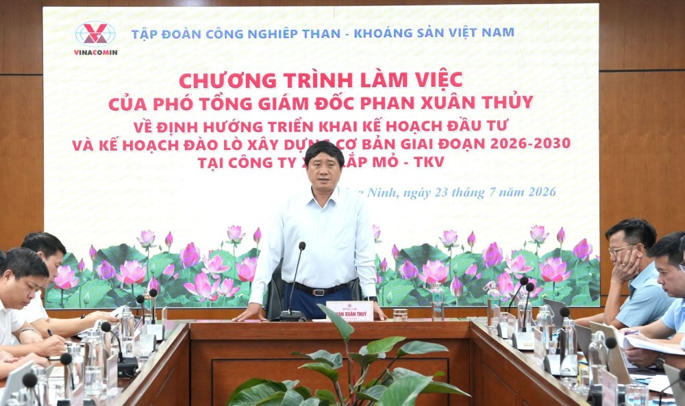 Deputy General Director of TKV Group Phan Xuan Thuy requested Mining and Installation Company - TKV to focus on solutions and drastically implement 100% of the annual plan. Photo: TKV Group