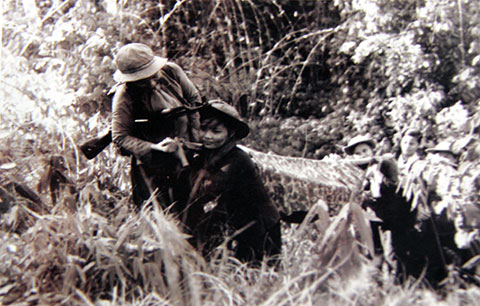 The Ministry of Home Affairs proposes to amend the contents on the order, procedures and organization of the implementation of the regime for youth volunteers. In the photo, female youth volunteers liberating the South carrying wounded soldiers. Photo: National Museum of History