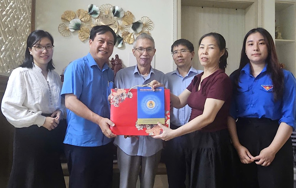 Đoàn công tác của Tổng LĐLĐVN thăm, động viên gia đình bác Lâm Ngọc Hưng. Ảnh: An Thị Là / Tổng LĐLĐVN