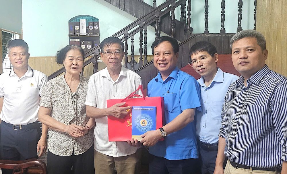 The working delegation of the VGCL visited and presented gifts to Mr. To Ngoc Son's family. Photo: An Thi La/VGCL