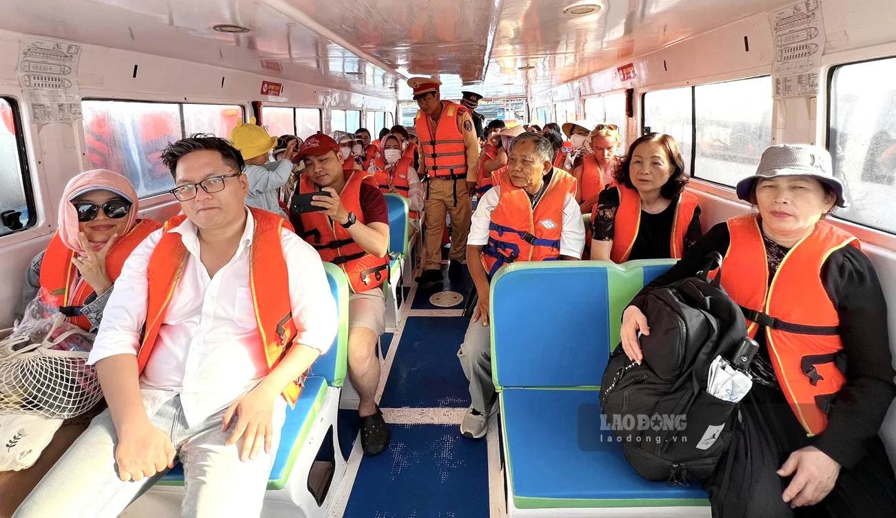 Cảnh sát giao thông đường thuỷ Quảng Ngãi kiểm tra ca nô chở khách trước khi rời cảng tại đảo Lớn. Ảnh: Đông Giang
