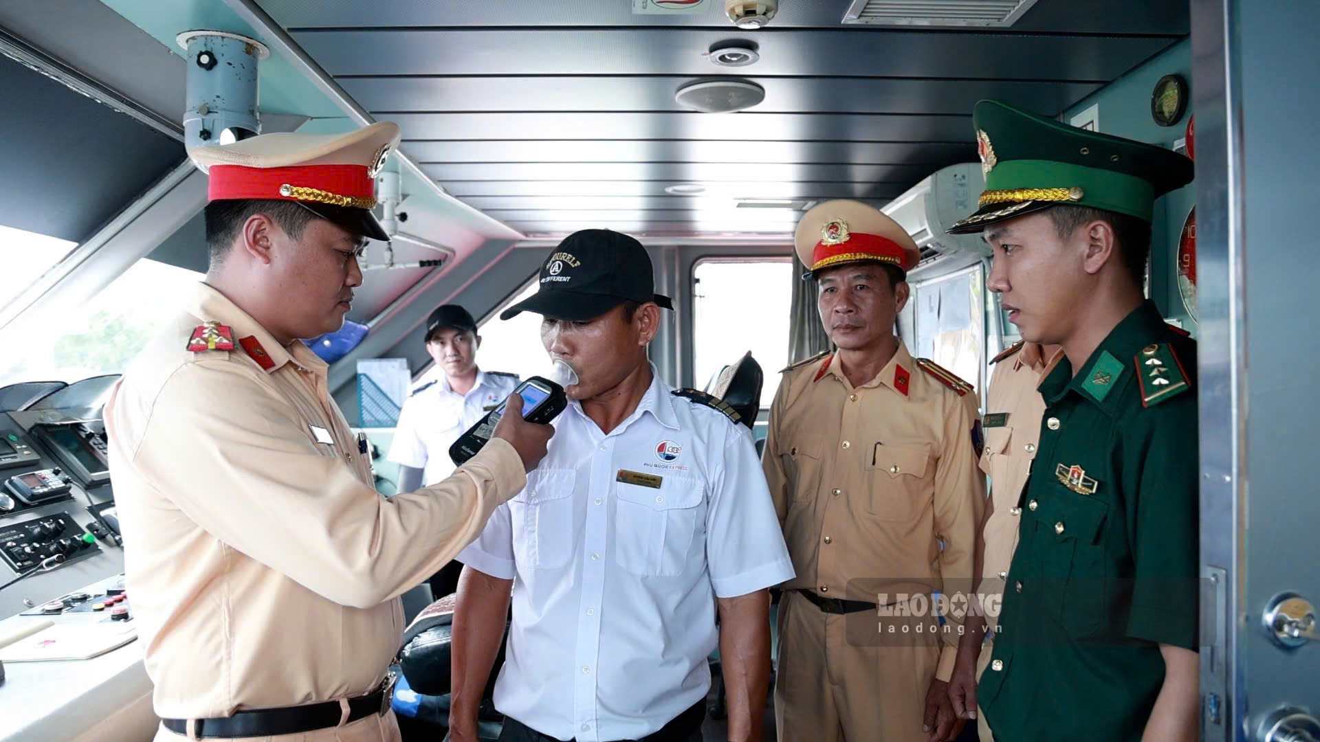 Traffic police forces check the alcohol concentration of captains operating on the Sa Ky - Ly Son transport route. Photo: Dong Giang