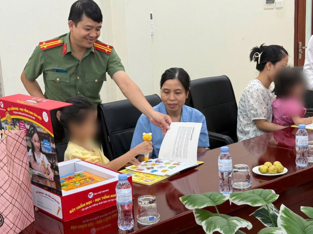 Công đoàn Cục H08 tặng bút chấm, sách hỗ trợ học ngoại ngữ cho con đoàn viên có hoàn cảnh khó khăn. Ảnh: CĐ Công ty 19.5