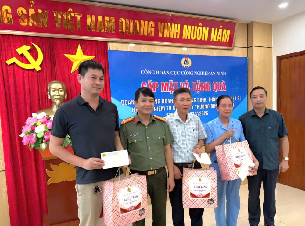 Công đoàn Cục H08 trao quà cho đoàn viên là con liệt sĩ nhân kỷ niệm 79 năm ngày Thương binh Liệt sĩ. Ảnh: CĐ Công ty 19.5