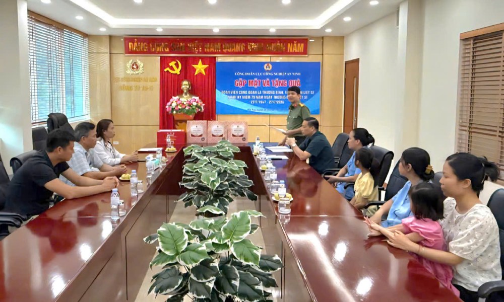 Trade Union of Department H08 (People's Police Trade Union) organizes gifts for union members who are children of martyrs. Photo: Trade Union of Company 19.5