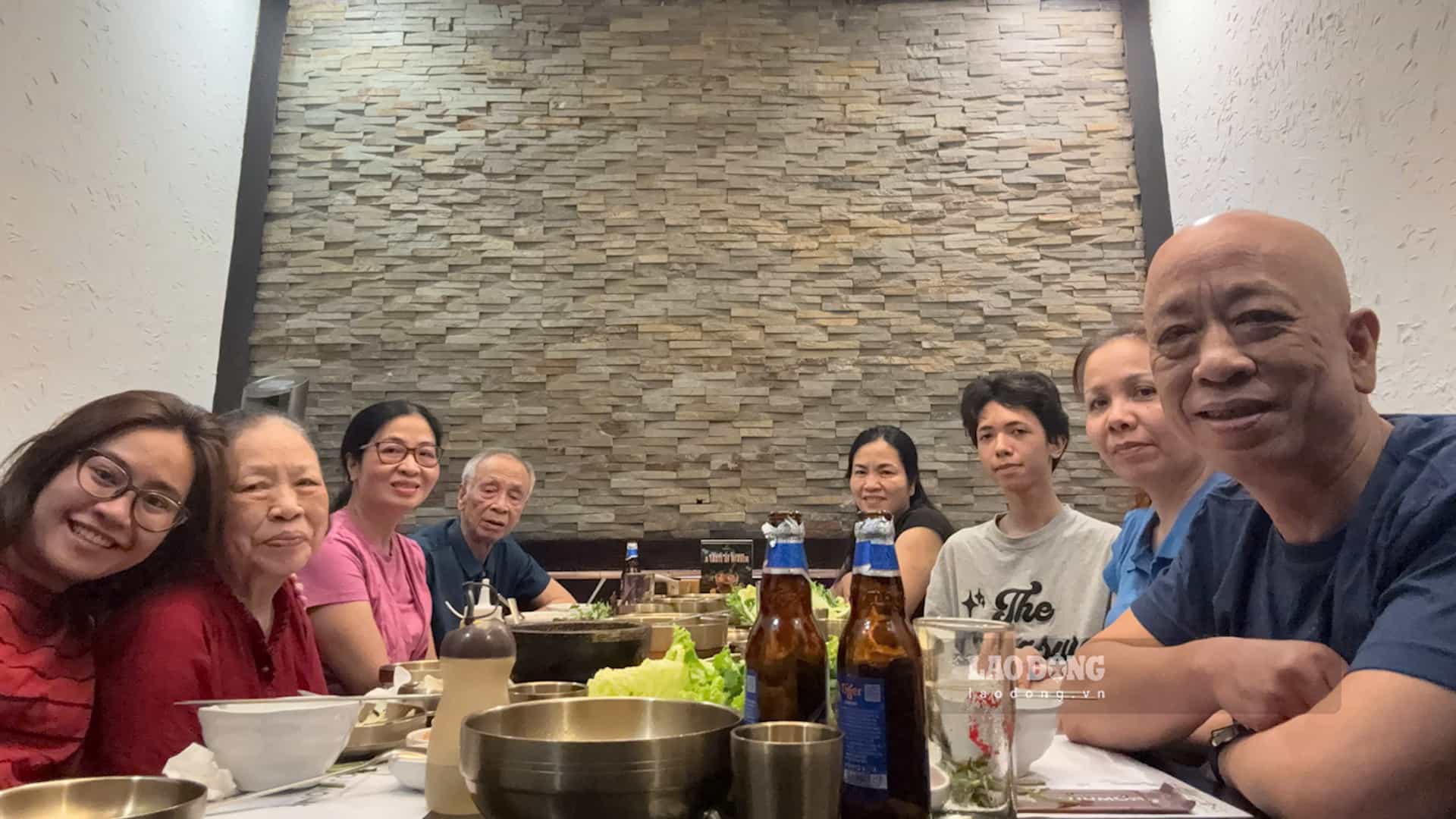 Family members contribute to comprehensive health care to help the elderly live healthier and happier. Photo: Huyen Trang