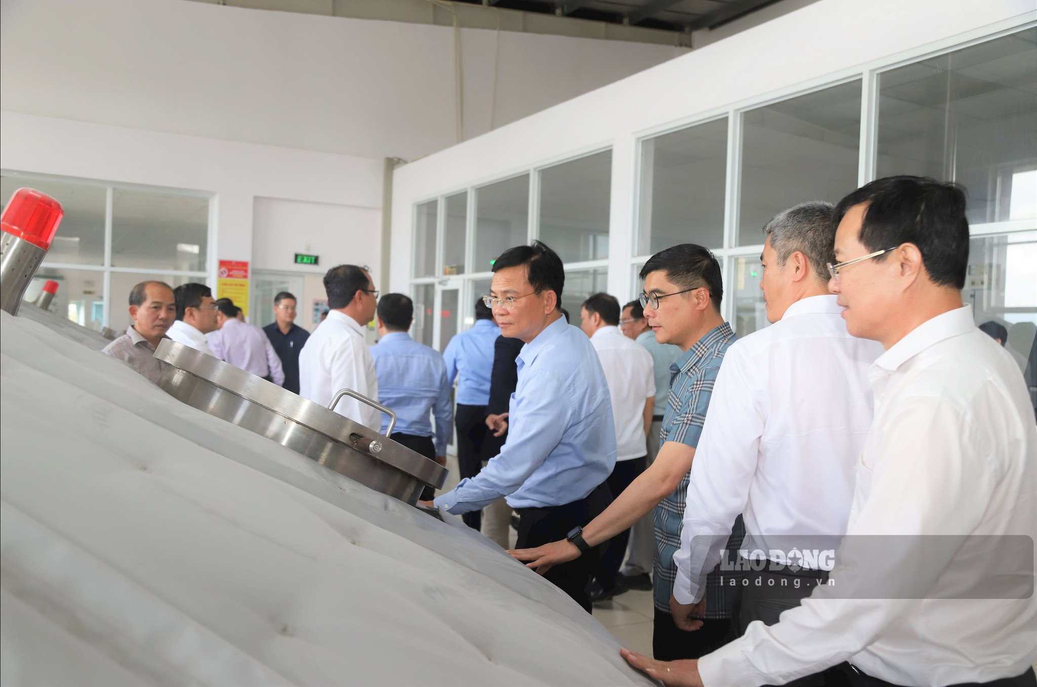 Lãnh đạo tỉnh Lâm Đồng kiểm tra thực tế hoạt động sản xuất, kinh doanh tại Khu công nghiệp Lộc Sơn. Ảnh: Phúc Khánh