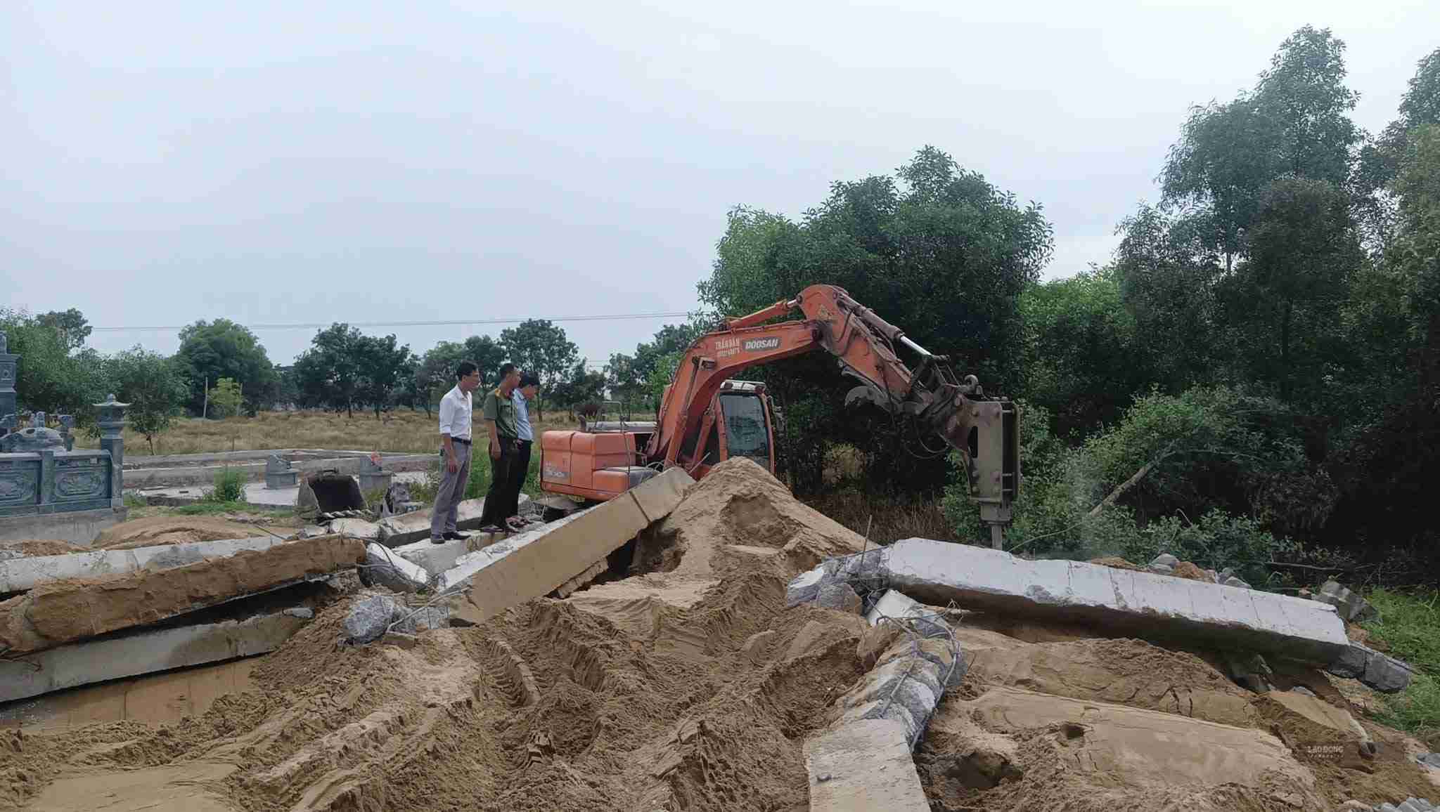 People who are tomb owners voluntarily dismantled illegal structures on the morning of July 24. Photo: Duy Chuong