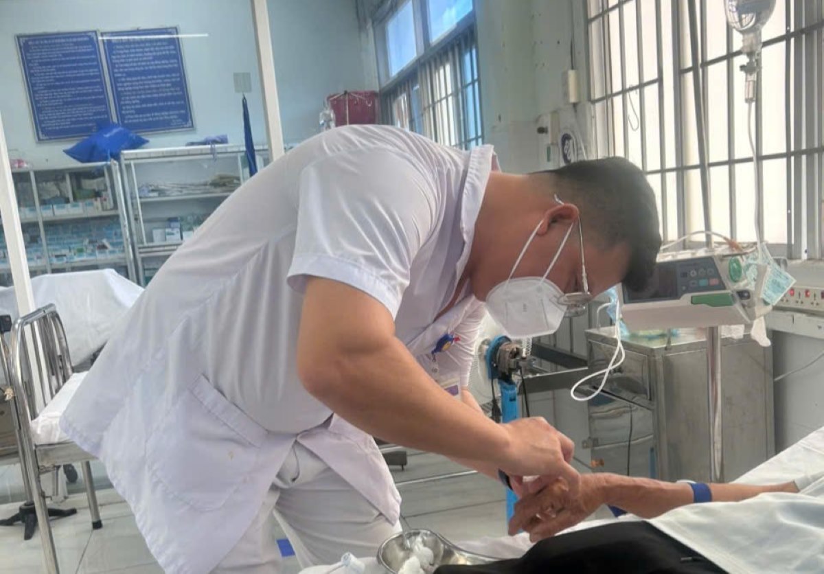 Điều dưỡng Lê Văn Trong đang làm việc tại bệnh viện. Ảnh: Bệnh viện cung cấp