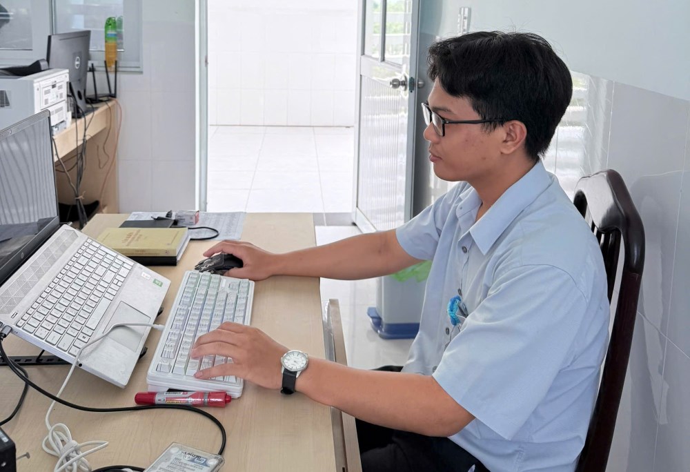 Anh Nguyễn Trung Kiên - Nhân viên công nghệ thông tin của bệnh viện tham gia hiến máu cứu người. Ảnh: Phạm Duy