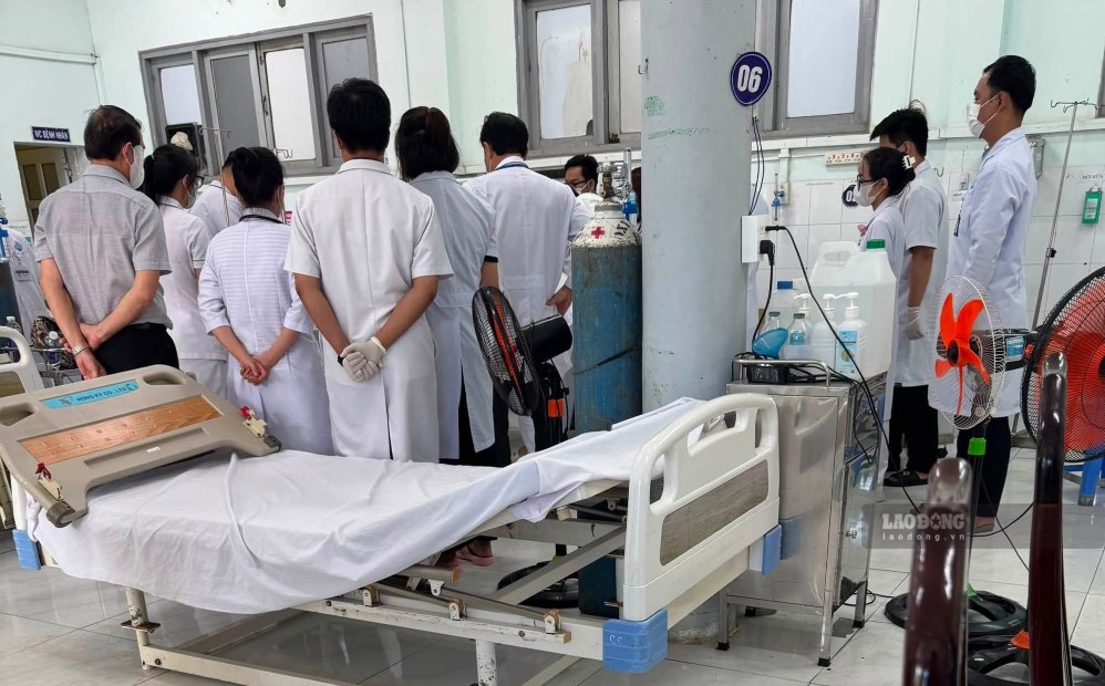 À partir du sang donné d'urgence par 2 employés de l'hôpital, les médecins et les infirmières se sont concentrés sur les premiers secours aux patients. Photo: Pham Duy