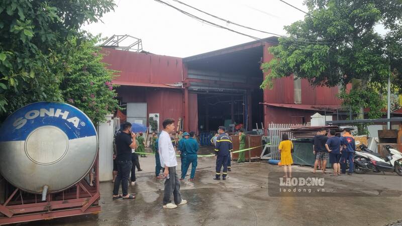 Hiện trường đám cháy tại xưởng kính. Ảnh: Việt Bắc