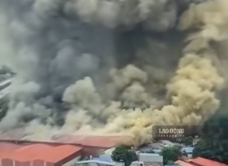 The fire broke out fiercely. Photo: Viet Bac