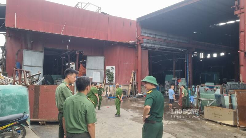 Các lực lượng chức năng có mặt tại hiện trường. Ảnh: Việt Bắc