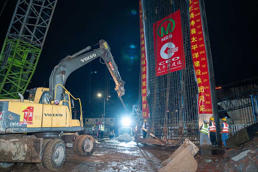 The 38.5-ton steel cage of the fence system was successfully lowered at S3 Station. Photo: MRB