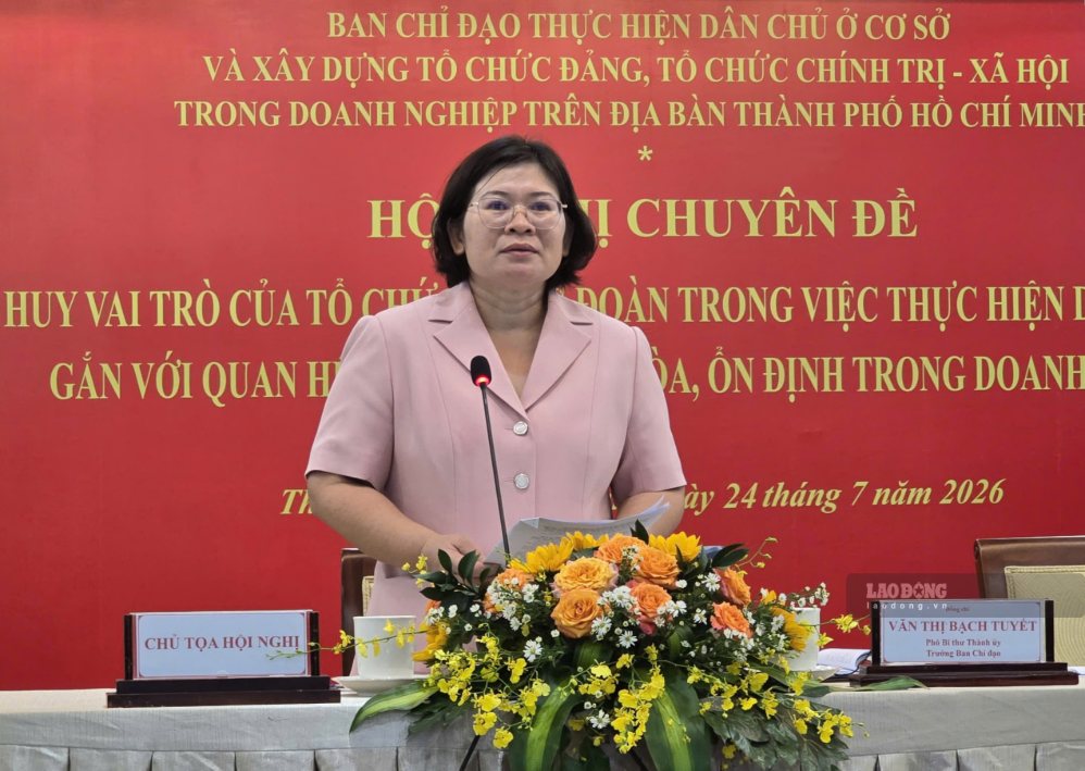 Ms. Van Thi Bach Tuyet - Deputy Secretary of the Ho Chi Minh City Party Committee, Head of the Steering Committee for implementing democracy at the grassroots level and building Party organizations and socio-political organizations in enterprises in Ho Chi Minh City - spoke to direct the conference. Photo: Nam Duong