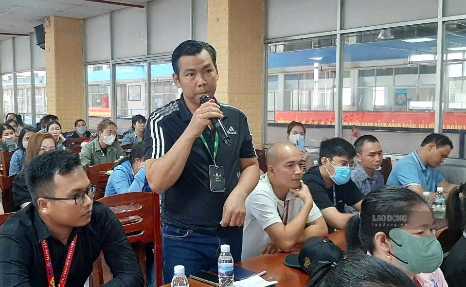 Người lao động của Công ty PouYuen phát biểu ý kiến tại hội nghị người lao động, qua đó góp phần thực hiện dân chủ ở cơ sở trong doanh nghiệp. Ảnh: Nam Dương