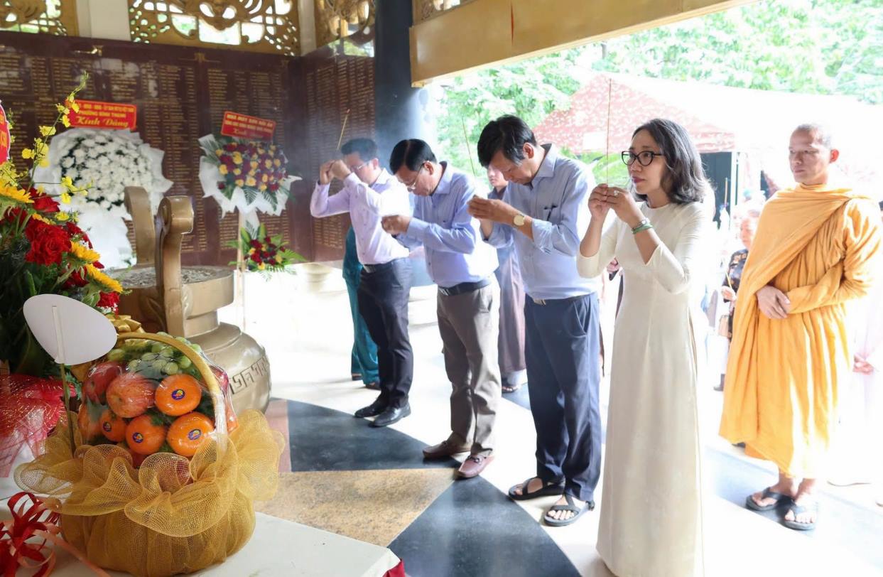 Đoàn đại biểu tham dự lễ dâng hương, dâng hoa tưởng niệm các anh hùng liệt sĩ tại Công viên Lê Thị Riêng.