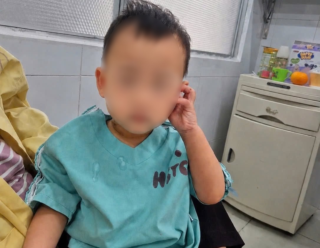 Bé hồi phục, tỉnh táo và vui vẻ trở lại. Ảnh: Bệnh viện Nhi đồng Đồng Nai
