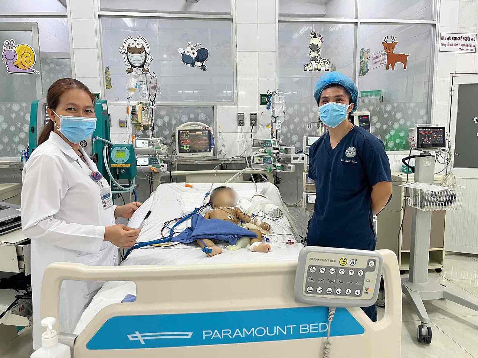 14-month-old baby boy bitten by a bee undergoes continuous blood filtration and ventilation in intensive care - anti-poison room. Photo: Dong Nai Children's Hospital