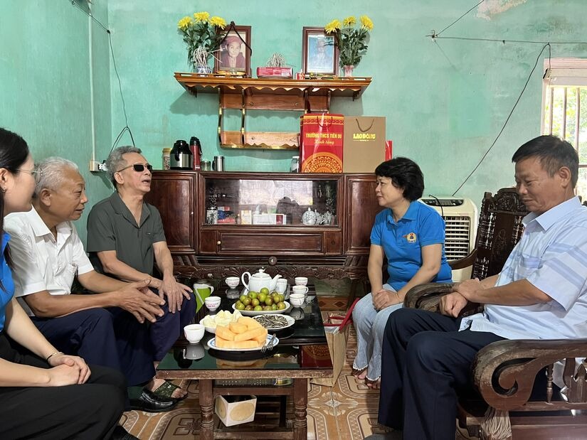 The working delegation visits and encourages the family of wounded soldier Nguyen Duy Ta. Photo: Viet Hoang
