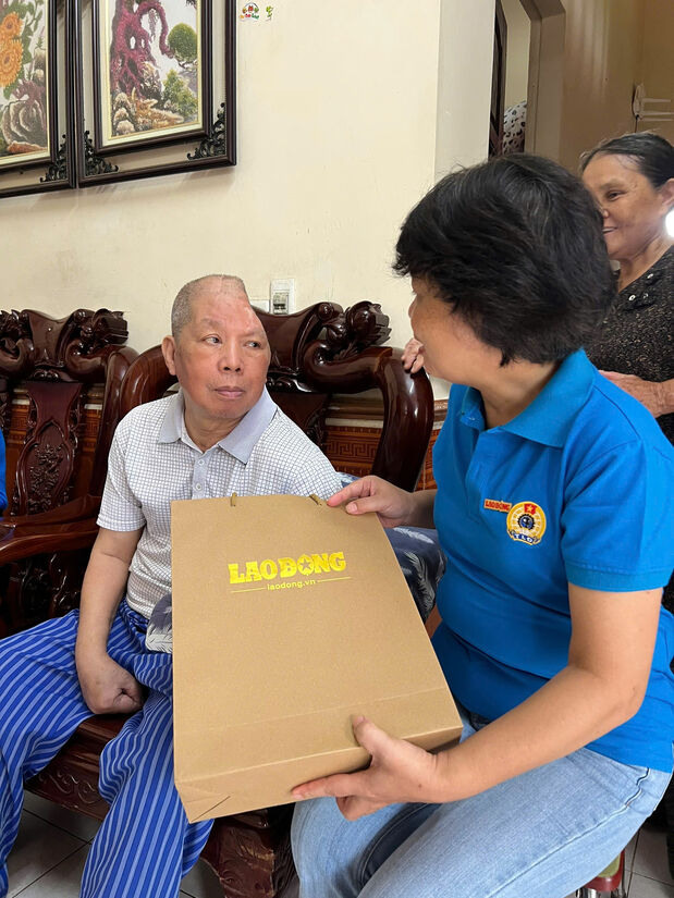 Trao quà tới thương binh Nguyễn Văn Chiêu. ảnh Việt Hoàng
