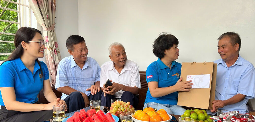 Trao quà tới thương binh Nguyễn Văn Mạnh. Ảnh: Việt Hoàng