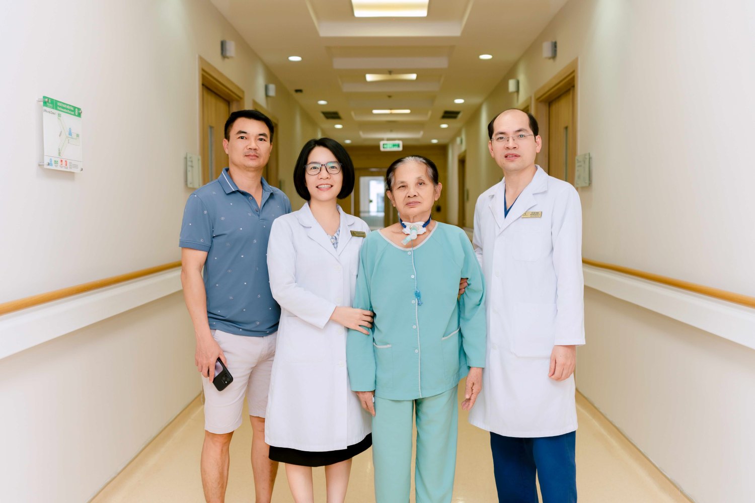 Bệnh nhân bình phục ngoạn mục trong niềm vui của gia đình và đội ngũ bác sĩ. Ảnh: Vinmec