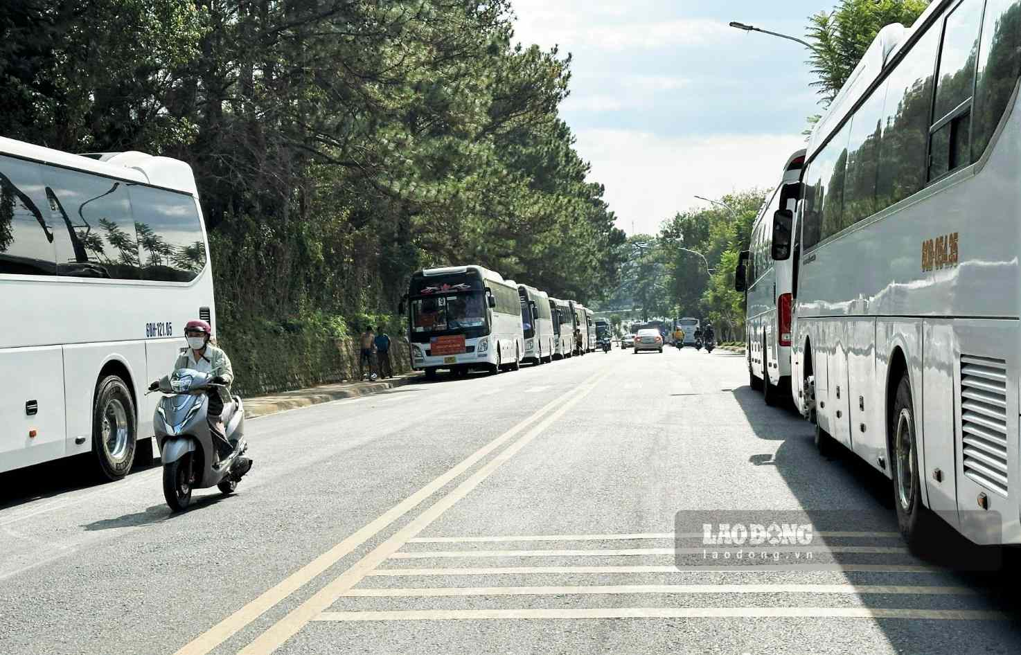 According to the adjustment plan, tourist vehicles with more than 29 seats will be banned from circulating on many central streets of Da Lat. Photo: Phuc Khanh