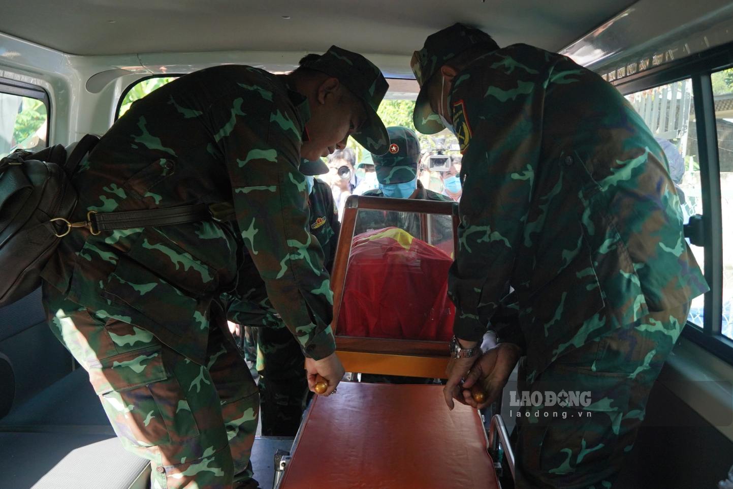 Hài cốt Liệt sĩ Nguyễn Thị Út được đưa về Nghĩa trang Liệt sĩ TP Cần Thơ. Ảnh: Tạ Quang