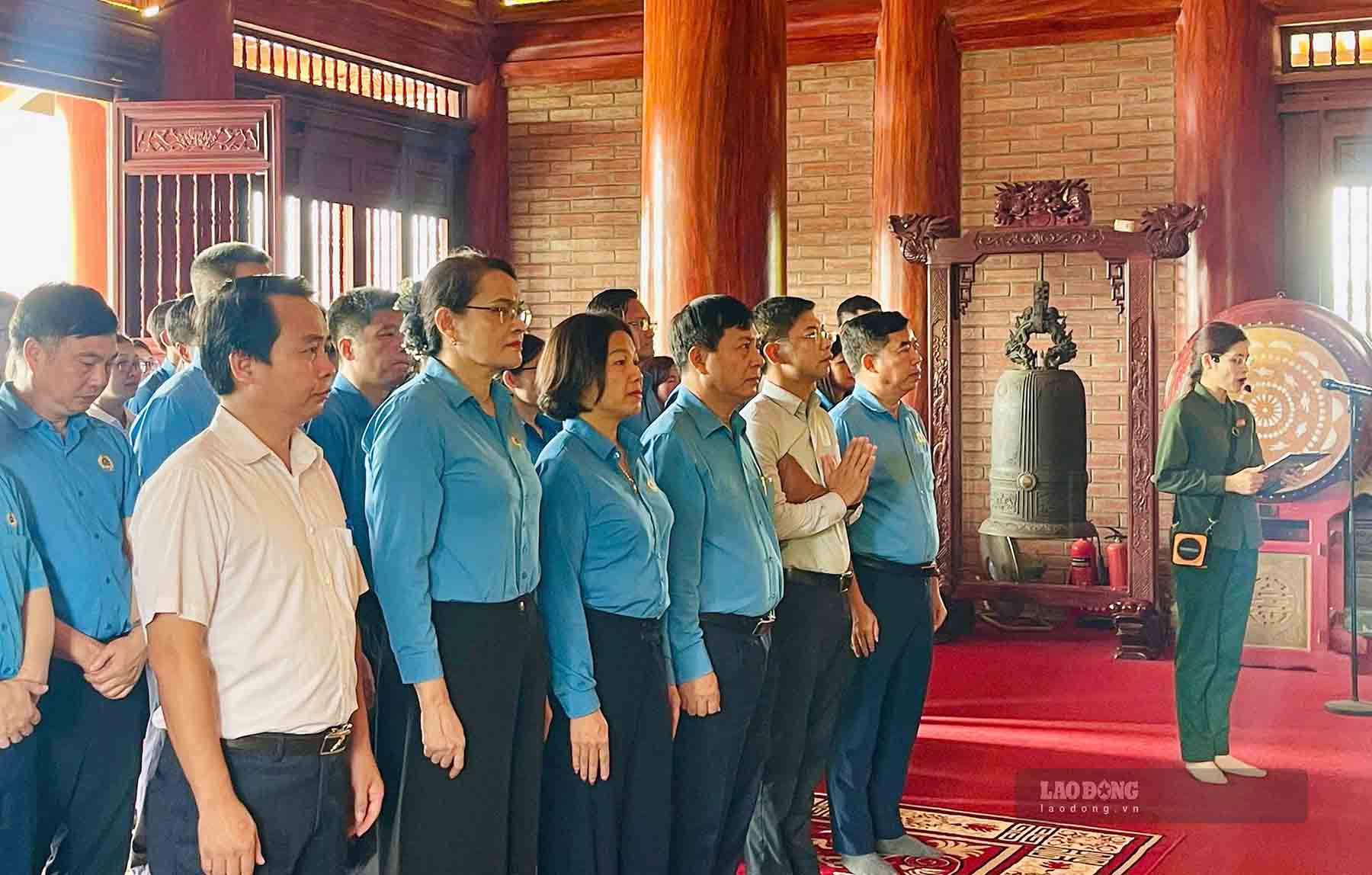 Đoàn công tác dâng hương tại Khu di tích lịch sử Quốc gia Thanh niên xung phong (TNXP) Đại đội 915, Đội 91 Bắc Thái (phường Gia Sàng, tỉnh Thái Nguyên). Ảnh: An La.