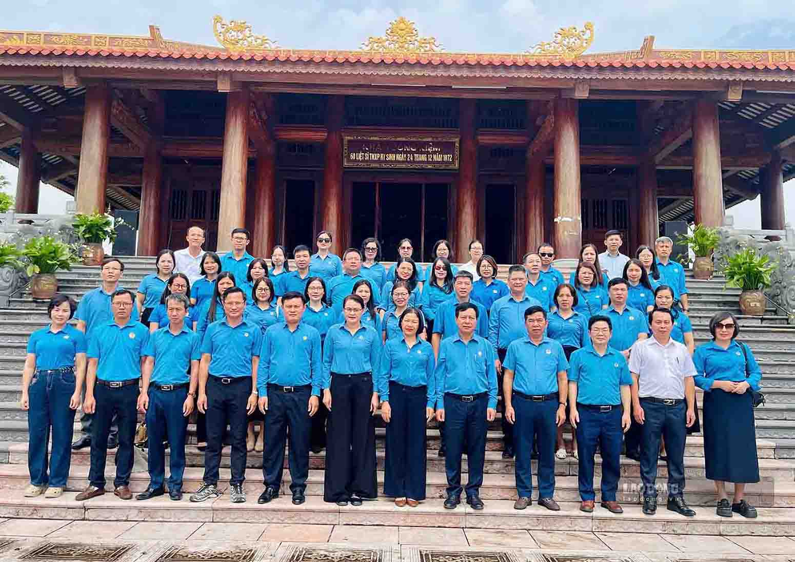 Đoàn công tác Đảng ủy Tổng Liên đoàn Lao động Việt Nam chụp ảnh tại Nhà tưởng niệm 60 liệt sĩ TNXP hy sinh ngày 24.7.1972. Ảnh: Huy La.