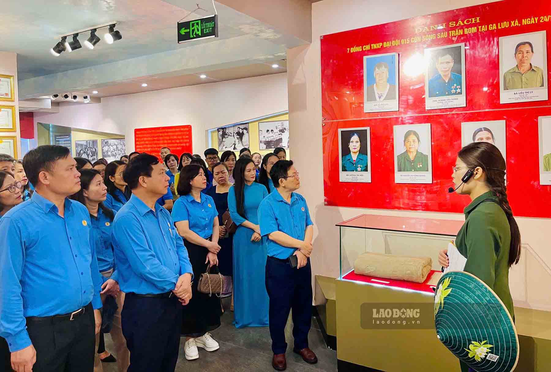 Đoàn công tác Đảng ủy Tổng Liên đoàn Lao động Việt Nam tham quan ở khu trưng bày tài liệu, hiện vật tại Khu di tích. Ảnh: Huy La. 