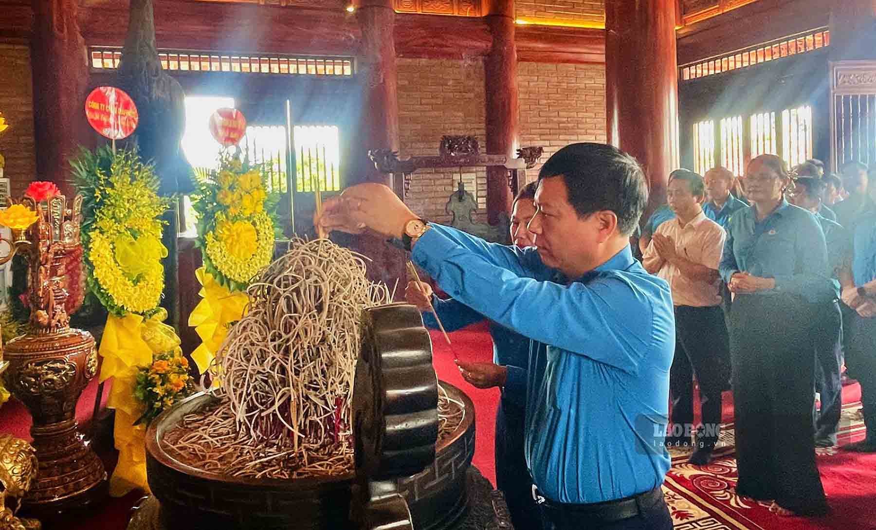 Standing Deputy Secretary of the Party Committee of the Vietnam General Confederation of Labor Vu Anh Duc, head of the delegation, came to offer incense and flowers to pay tribute to the heroic martyrs at the National Historical Relic Area of Youth Volunteers (TNXP) Company 915, Team 91 Bac Thai. Photo: Huy La