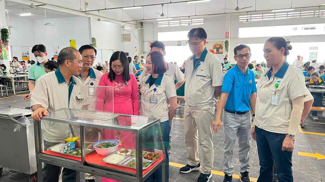Đại diện lãnh đạo LĐLĐ TP Đồng Nai và Ban giám đốc Công ty kiểm tra Bữa cơm công đoàn. Ảnh: Công đoàn TKG Taekwang Vina