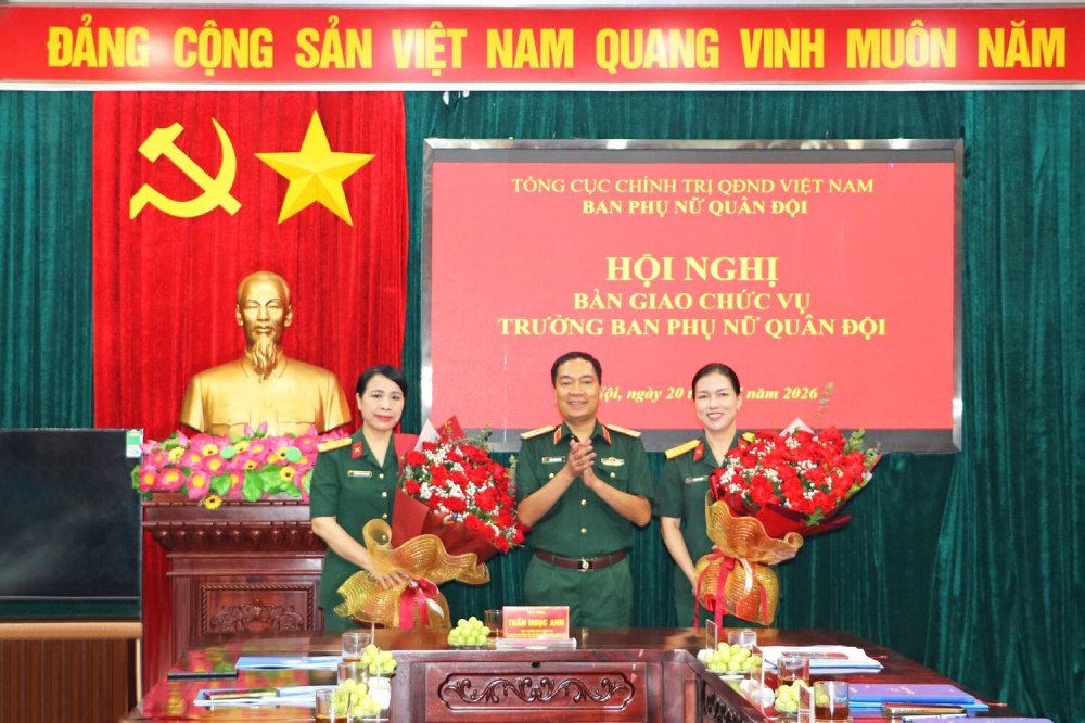 Major General Tran Ngoc Anh - Deputy Secretary of the Party Committee of the General Department of Politics, Director of the Political Department (General Department of Politics of the Vietnam People's Army) congratulates Colonel Nguyen Thi Thu Hien and Colonel Phan Ai Xuan. Photo: Military Women's Committee