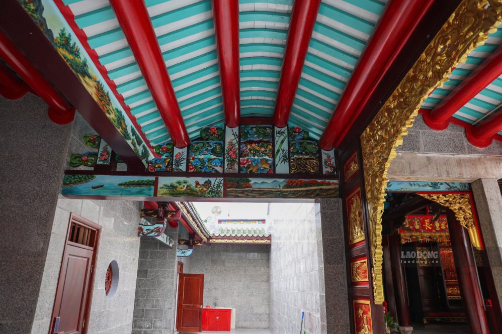 Hệ thống bao lam chạm khắc thần tiên, hoa lá theo nguyên bản. Ảnh: Minh Tâm