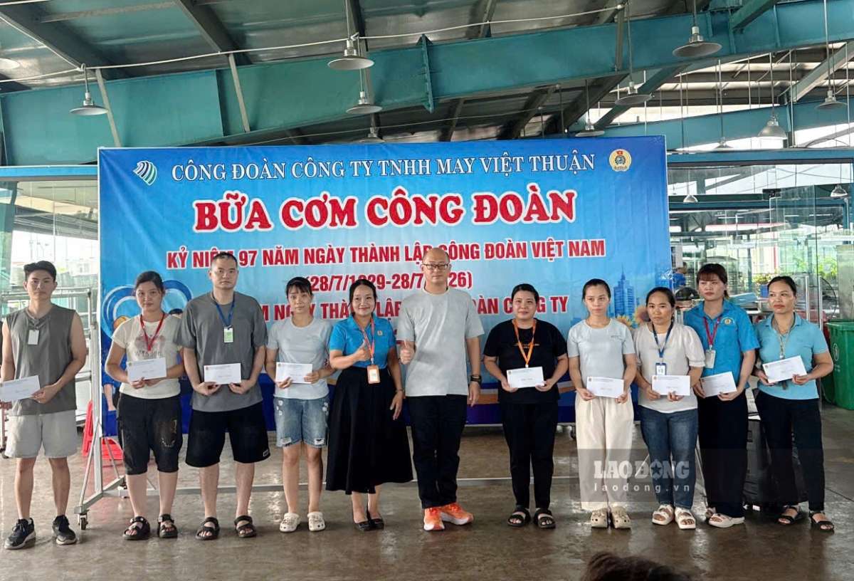 Công nhân, lao động có hoàn cảnh khó khăn tại Công ty TNHH Việt Thuận được nhận quà trị giá 1 triệu đồng/suất. Ảnh: Hà Vi