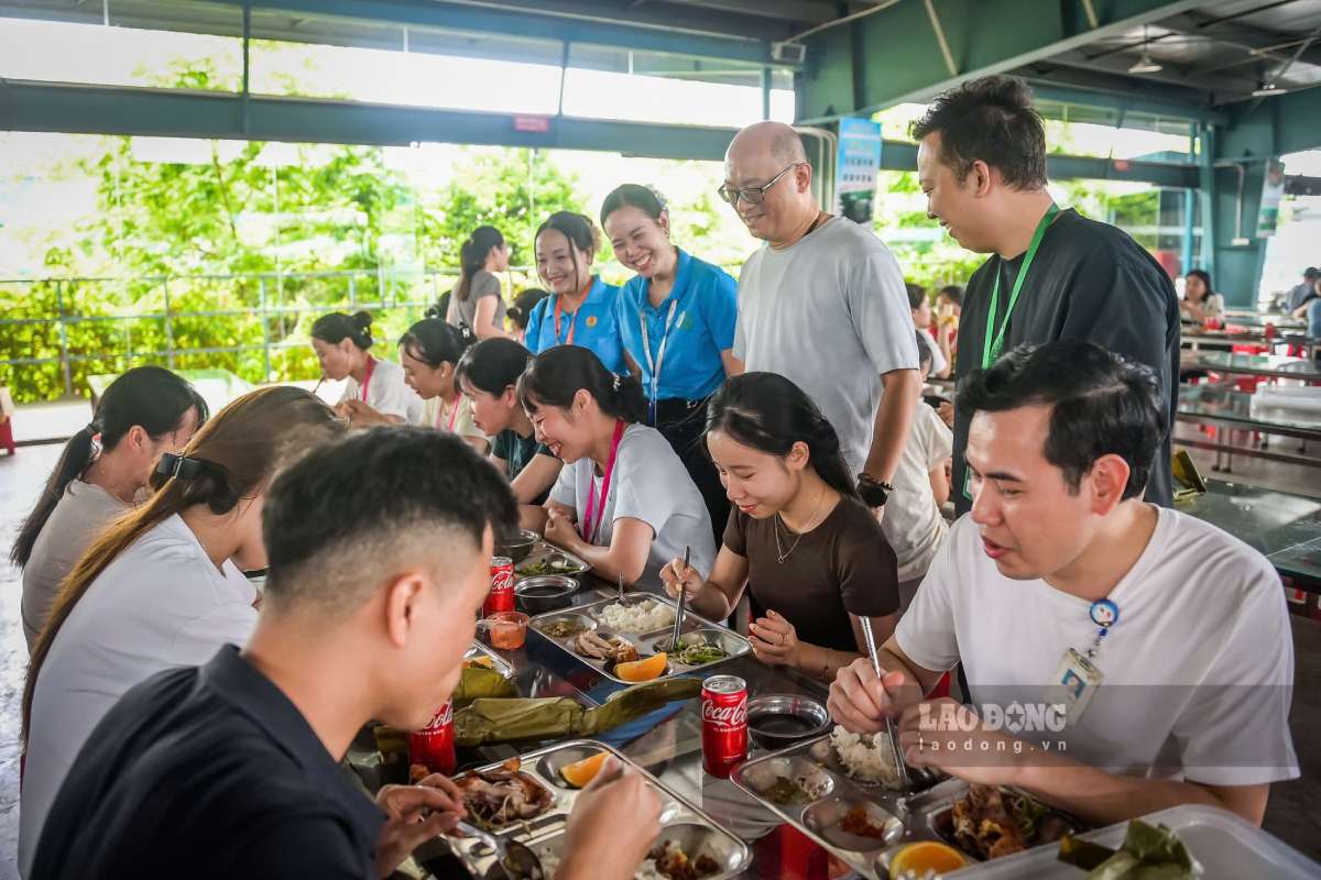 The joy of thousands of workers of Viet Thuan Garment Co., Ltd. when participating in the Trade Union Meal program. Photo: Luong Ha