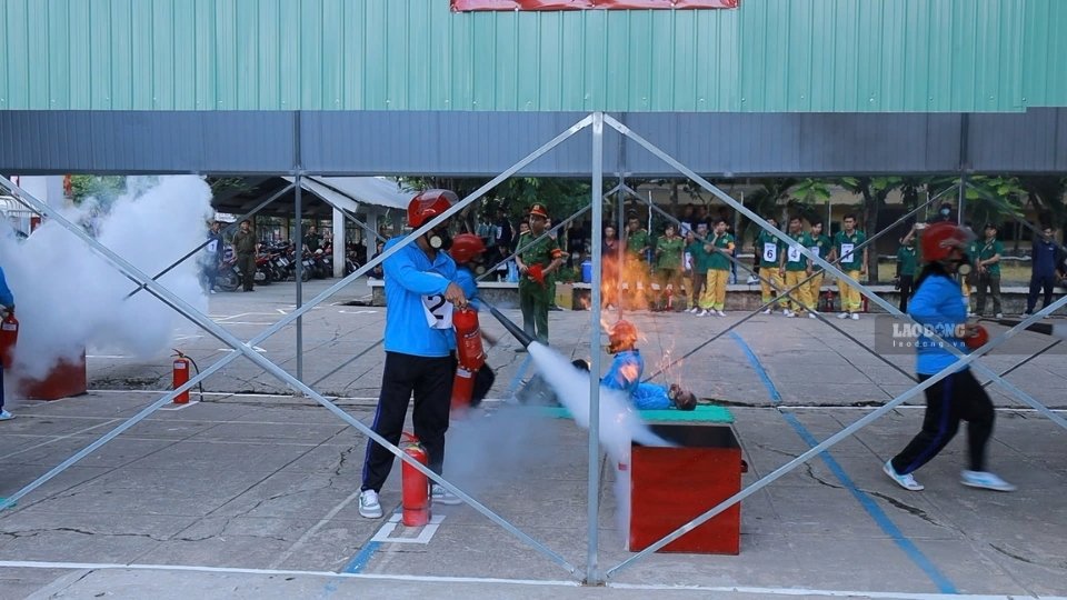 Các thành viên Tổ liên gia an toàn phòng cháy, chữa cháy thực hành chữa cháy, cứu người theo tình huống giả định. Ảnh: Hoàng Lộc