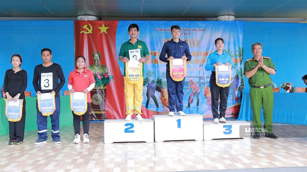 The Organizing Committee awarded prizes to teams with outstanding achievements at the Fire Fighting and Rescue Professional Competition Cluster No. 4 in Vinh Long. Photo: Hoang Loc