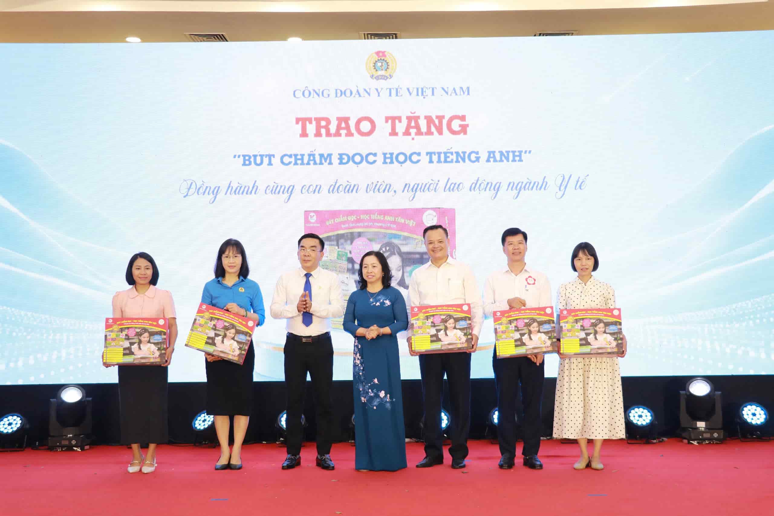 Bà Thái Thu Xương và ông Nguyễn Lương Tâm trao tặng bút chấm đọc học tiếng Anh cho đoàn viên, người lao động ngành Y tế. Ảnh: Công đoàn Y tế Việt Nam.