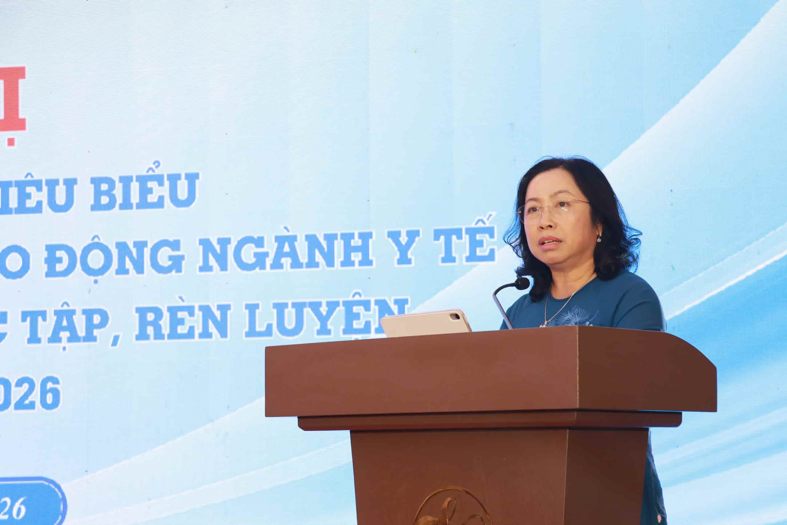 Ms. Thai Thu Xuong - Vice President of the Vietnam General Confederation of Labor said that the conference is a deeply humane activity, contributing to spreading the good values of Vietnamese families, building a solid rear for medical staff. Photo: Vietnam Medical Union.