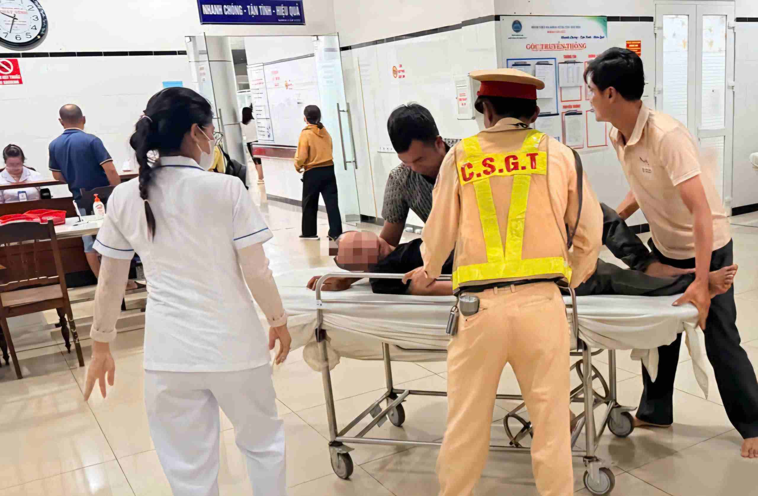 Traffic police pave the way to take a man with myocardial infarction to the emergency room. Photo: Traffic Police Department of Lam Dong Provincial Police